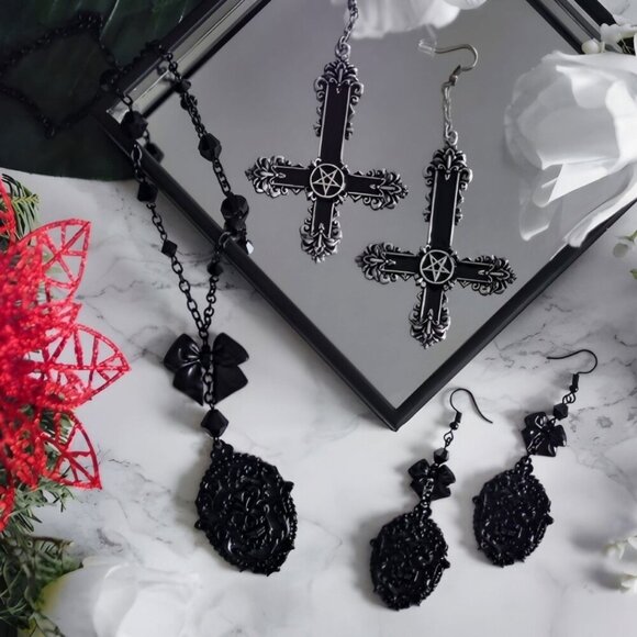 Killstar ✦ Madame Morte Coffin Necklace ✦ Skull Rose Filigree Pendant Black - Picture 3 of 4